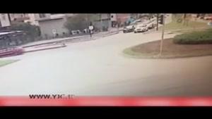 برخورد شدید دو موتورسوار با یک خودرو 