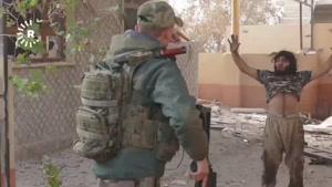 فیلم/لحظه بازداشت یک داعشی در جریان عملیات آزاد سازی موصل