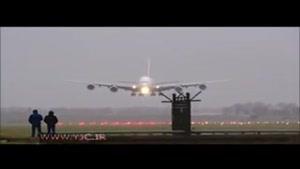 لحظات نفس گیر فرود بزرگترین هواپیمای مسافربری جهان در طوفان آنگوس