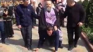 سواری کشیش روی انسان برای پاک کردن گناه در قزاقستان!😳