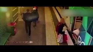لحظه افتادن دختربچه به زیر مترو 