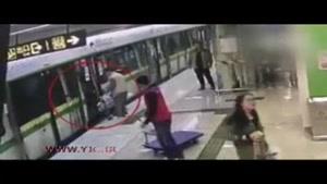 بی احتیاطی یک پدر در ایستگاه مترو 