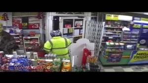 غافلگیری دزد سوپرمارکت به دست مغازه‌دار