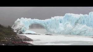 لحظه تماشایی فرو ریختن طاق یخی یخچال طبیعی 