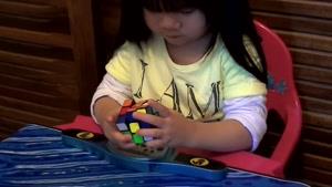 حل مکعب روبیک توسط دختر 2 ساله در 70 ثانیه