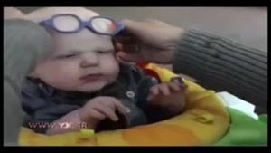 کودکی که برای نخستین بار مادرش را می‌بیند