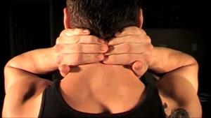ماساژ گردن برای باز کردن عضلات