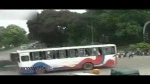 تصادف هولناک دو اتوبوس و نجات معجزه آسای عابران پیاده 