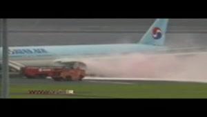 لحظه‌ی آتش گرفتن موتور هواپیمای کره‌ای