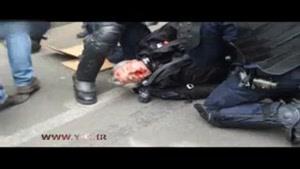 لحظه‌ی وحشتناک زخمی شدن پلیس توسط معترضان 