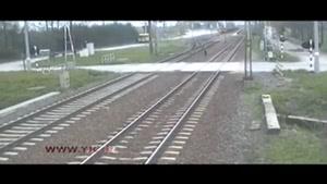 فاجعه ای که راننده سر به هوای تریلی بر روی ریل قطار آفرید 