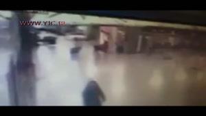 تصویر دوربین‌های مداربسته از لحظه هدف گرفتن یکی از تروریست‌های مسلح در فرودگاه آتاتورک استانبول