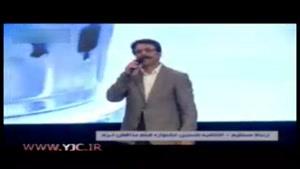 اجرای آهنگ "مدافعان حرم" توسط علیرضا افتخاری در جشنواره فیلم مدافعان حرم 