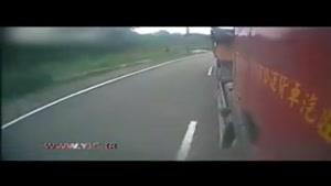 لحظه‌ی تصادف مرگبار موتورسیکلت با کامیون