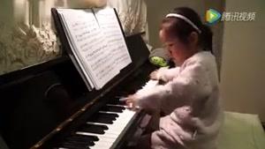 پیانو زدن کودک 5 ساله