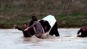 سیروس گرجستانی در وان یخ خوابید، امین حیایی با سر در رودخانه سرد شیرجه زد