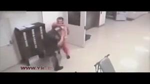 ضرب و شتم پلیس توسط زندانی