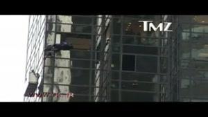 بازداشت جوانی که از برج ترامپ بالا رفته بود