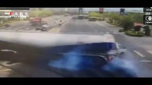 لحظه وحشتناک له شدن خودرو زیر کامیون!