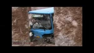 سقوط اتوبوس به داخل کارگاه عمرانی