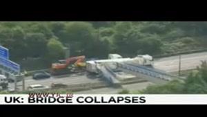 خسارت های سنگین در پی فرو ریختن پل عابر پیاده در بزرگراه