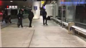 لحظه دستگیری عامل تشنج در فرودگاه لس‌آنجلس با لباس زورو!