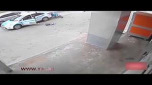 نجات عجیب یک دختر از زیر خودرو 