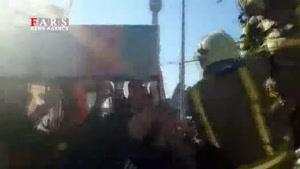 تشییع پیکر شهدای آتش‌نشان روی دستان مردم