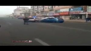 حمله زن عصبانی به خودروی پلیس