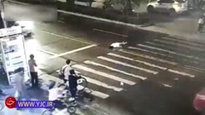 له شدن دردناک یک زن زیر چرخ‌های دو خودرو