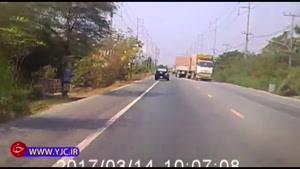 تصادف وحشتناک راننده زن با کامیون