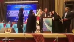 فیلم جنجالی پخش شده از هاجر چنارانی نماینده زن نیشابور که با پایه بلندگو به معاون استاندار حمله کرد