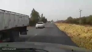 وضعیت اسفناک سیب ها در جاده ارومیه اشنویه حاصل یک سال زحمت کشاورزان که به هدر می رود