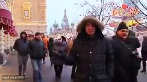 دانشجویان روسی در هوای سرد مسکو به زبان فارسی سال نو را تبریک می‌گویند