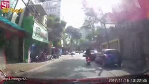 لحظه آتش گرفتن ناگهانی موتورسیکلت در خیابان