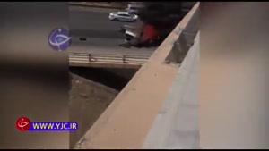 انفجار خودروی سواری پس از سقوط از روی پل