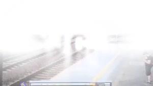 اقدام دیوانه‌وار یک دختر برای رد شدن از جلوی قطار