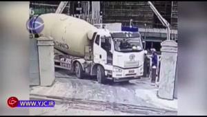سقوط کامیون حمل سیمان به محل گودبرداری شده 