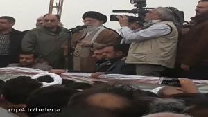 تذکر رهبر انقلاب در حین سخنرانی امروز صبح در سر پل ذهاب ❤️ : کنار بایستید من جمعیت را ببینم