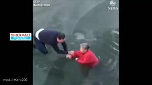 نجات پیرزن چینی از غرق‌شدن در رودخانه یخ‌زده