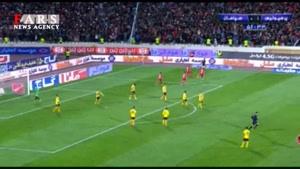 پرسپولیس با شکست سپاهان یک قدم دیگر به قهرمانی نزدیک شد/ پنالتی رضائیان شبیه به مسی
