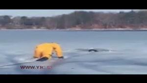 نجات دشوار یک سگ از دریاچه یخ زده 