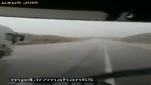 راننده ای در حال گرفتن گزارش بارش جنوب تو جاده بوده که ناگهان با همچنین صحنه ای روبرو میشه!