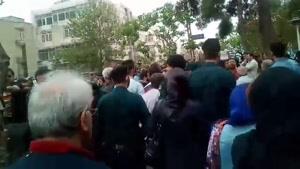 تجمع اعتراضی مالباختگام موسسه اعتباری آرمان 23 فروردین ماه 1396 جلوی بانک مرکزی (ویدیو اول)