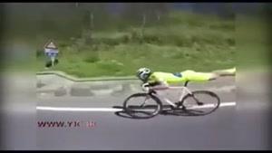 دوچرخه‌سواری که بدون رکاب زدن از بقیه پیش افتاد! 