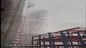فيلمى وحشتناك از ريزش داربست غول پيكر یک برج در تهران در اثر طوفان