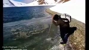 شنا کردن در آبهای یخ زده دریاچه تار