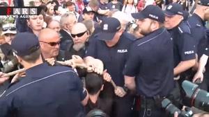 نحوه برخورد پلیس لهستان با معترضان