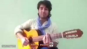 گیتار زدن و خواندن جوان افغان