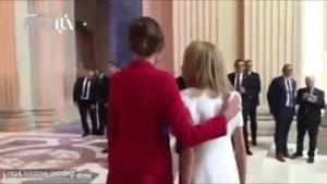 غافلگیری ملانیا ترامپ از خوش و بش عجیب همسرش با بانوی اول فرانسه:شما اندام فوق العاده ای دارید!